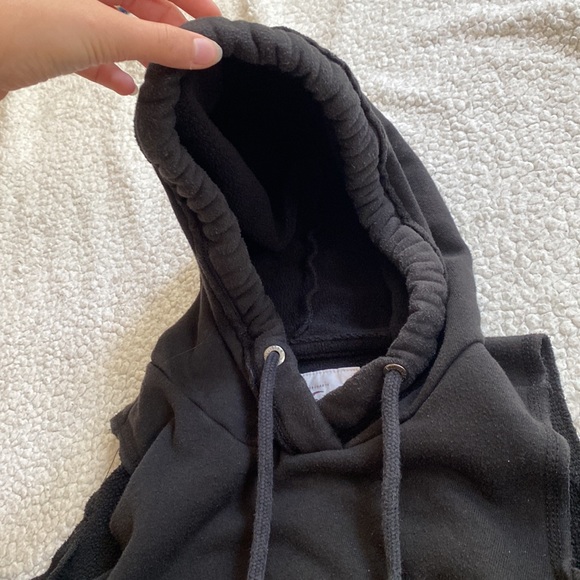 Off the shoulder Hollister hoodie with finger holes. - Picture 7 of 7